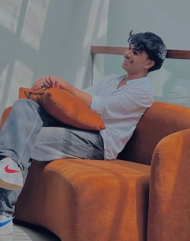 a man sitting to sofa set and smiling best freelance digital marketing expert in malappuram