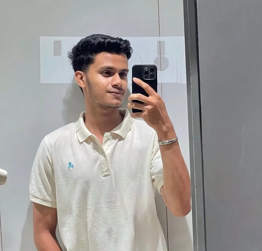 a man take to photo in phone the mirror best freelance digital marketing expert in malappuram